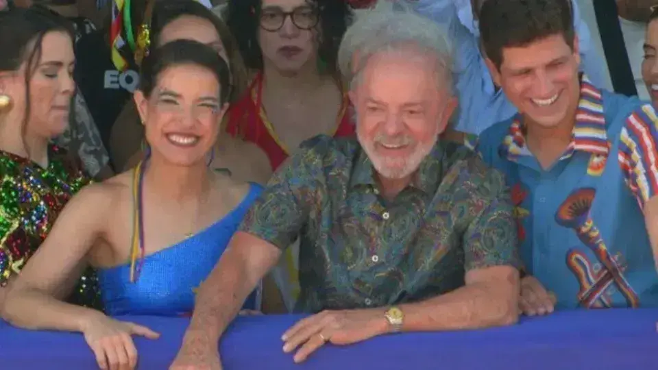 Lula participa do desfile do Galo da Madrugada em Recife