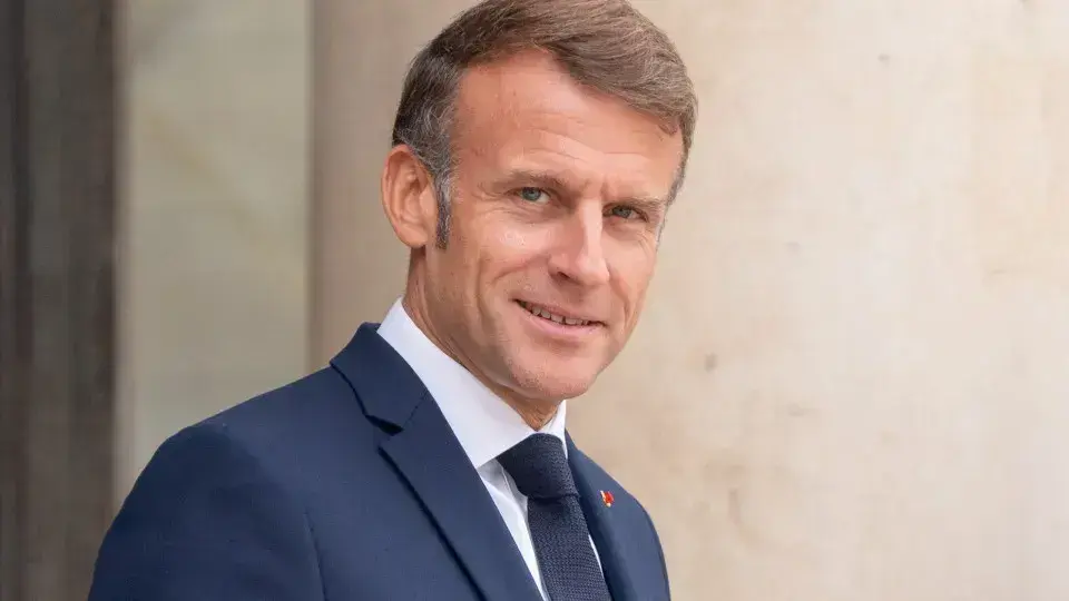 Macron propõe inelegibilidade a políticos antissemitas na França