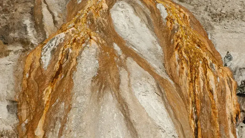 O que está vazando do núcleo da Terra? Estudo revela ouro no manto