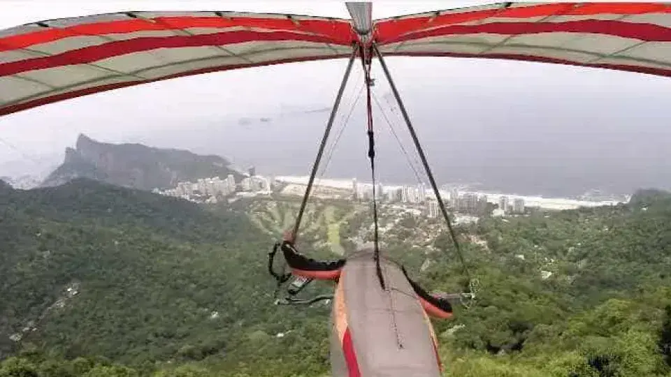 Queda de asa-delta no Rio deixa uma pessoa morta e outra gravemente ferida