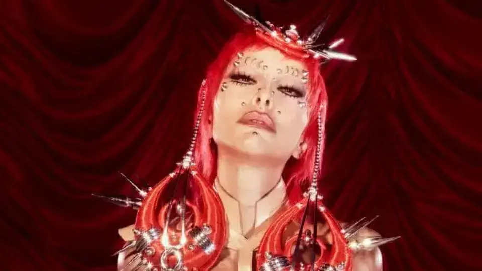 Sabrina Sato brilha com look ousado e piercings na Sapucaí durante o Carnaval