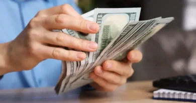 Dólar desacelera alta em meio a fluxo comercial positivo no Brasil