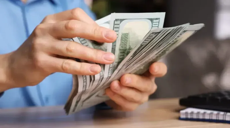 Dólar desacelera alta em meio a fluxo comercial positivo no Brasil