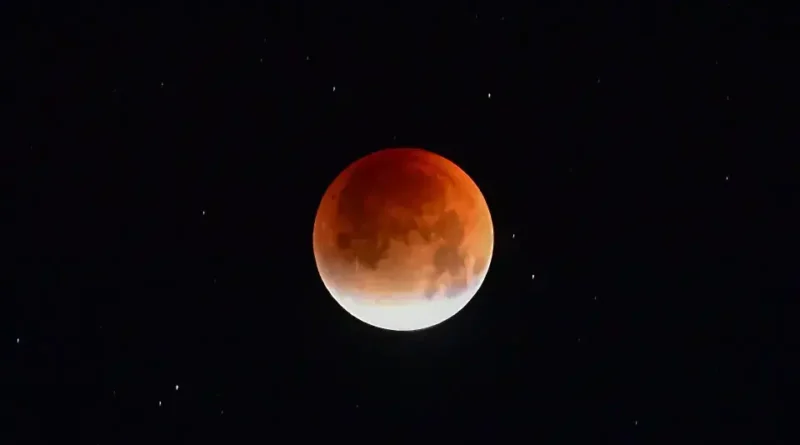Eclipse lunar: Veja quando e como será a Lua de Sangue no Brasil