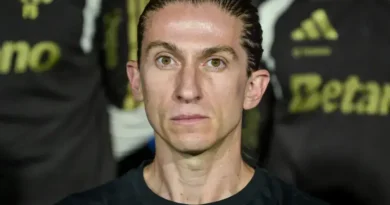 Filipe Luís se despede do Flamengo em mensagem tocante: 'Levo no coração'