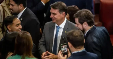 Flávio Bolsonaro avança nas redes, Lula critica o uso excessivo de celulares