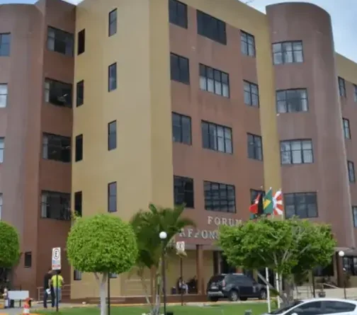 Homem condenado a mais de 78 anos por matar ex-esposa e sogros