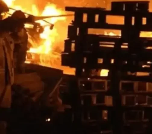 Incêndio atinge depósito de paletes em João Pessoa na BR-101