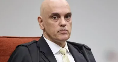 Moraes rejeita pedido de prisão domiciliar para Bolsonaro após laudo da PF