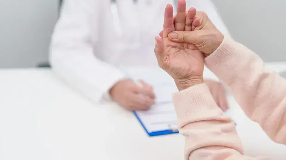 Novo exame de sangue pode detectar Parkinson até 20 anos antes dos sintomas