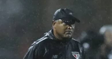 São Paulo assume liderança do Brasileirão com vitória sob a Chapecoense