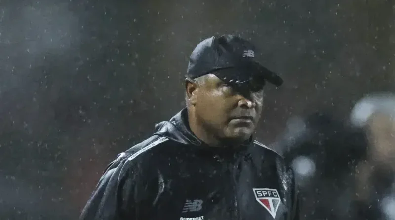 São Paulo assume liderança do Brasileirão com vitória sob a Chapecoense