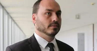 Carlos Bolsonaro Pressiona o PL por Ações em Meio a Conflitos Internos