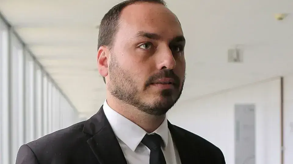 Carlos Bolsonaro Pressiona o PL por Ações em Meio a Conflitos Internos