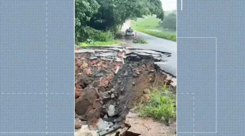 Cratera abre na rodovia PB-032 após chuvas intensas na Paraíba
