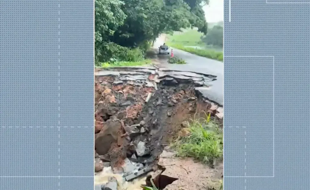 Cratera abre na rodovia PB-032 após chuvas intensas na Paraíba