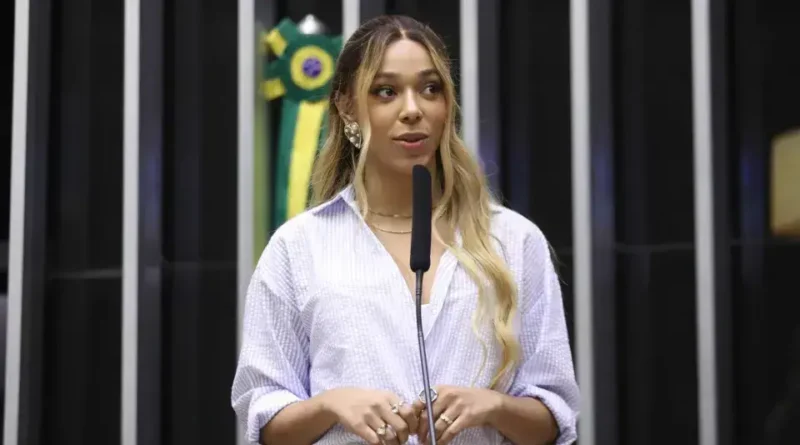 Deputada ameaça usar Lei Maria da Penha contra colega, gerando tumulto na Câmara