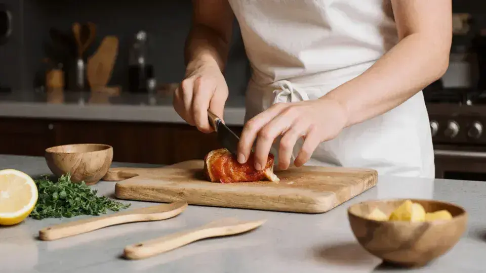 Descubra os 5 alimentos que você deve evitar em tábuas de madeira