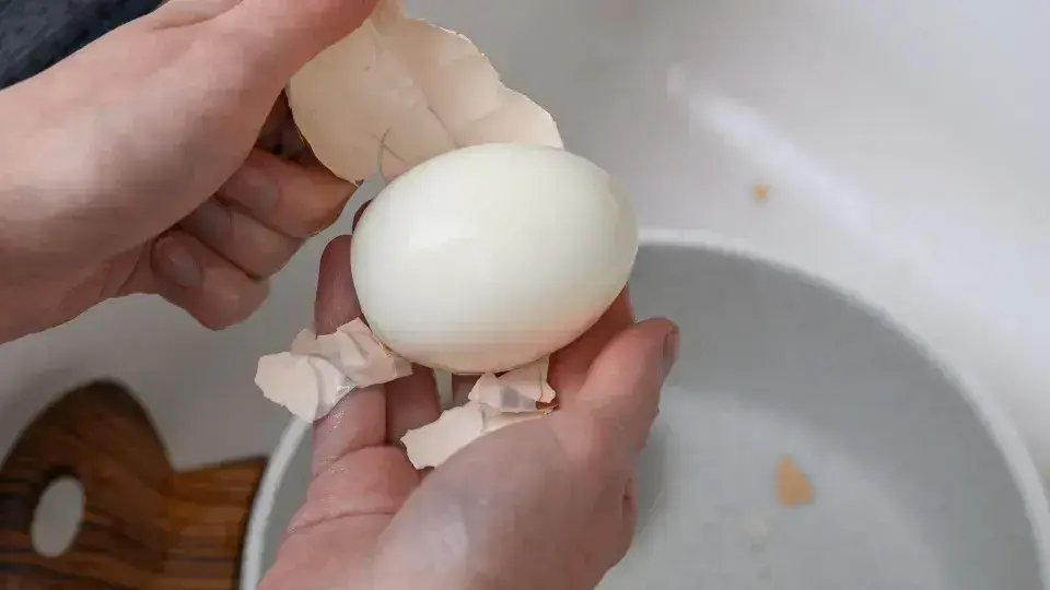 Descubra truques para descascar ovos cozidos sem esforço