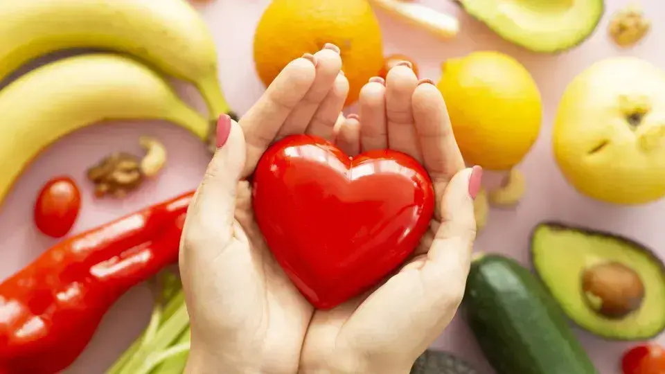 Dieta rica em alimentos naturais e gorduras saudáveis reduz riscos cardíacos