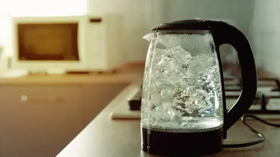 É seguro ferver a água duas vezes? Entenda os riscos e cuidados