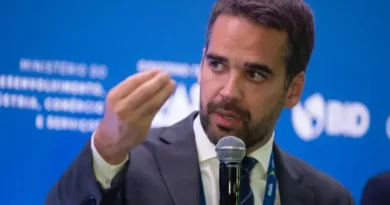 Eduardo Leite pede desculpas a Ronaldo Caiado após críticas no PSD