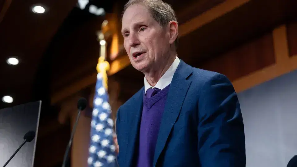 Filho de senador democrata é implicado em e-mails com Jeffrey Epstein