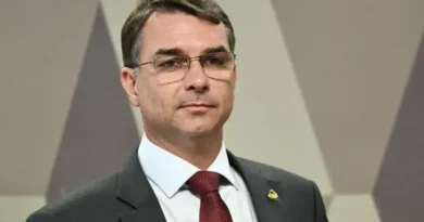 Flávio Bolsonaro critica provocações entre aliados e Nikolas Ferreira