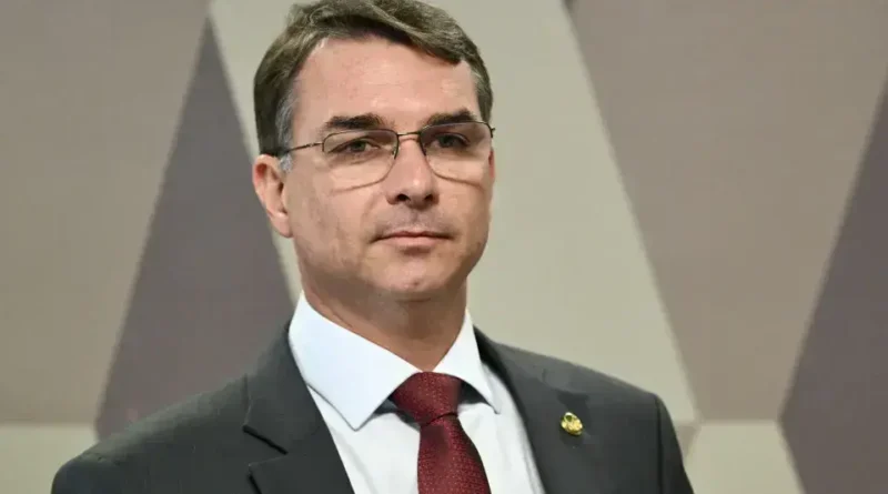 Flávio Bolsonaro critica provocações entre aliados e Nikolas Ferreira