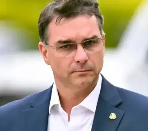 Flávio Bolsonaro propõe modelo salvadorenho para combater crime no Brasil