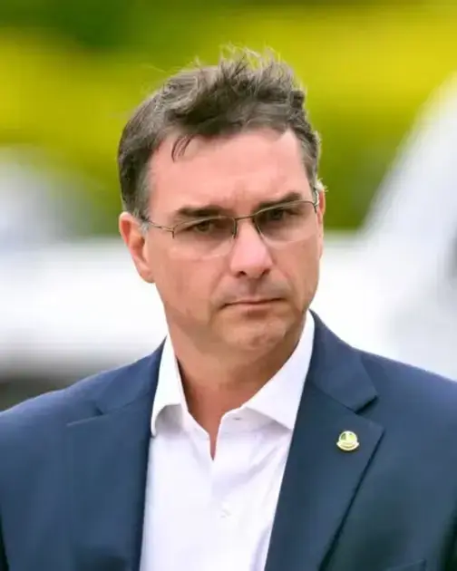 Flávio Bolsonaro propõe modelo salvadorenho para combater crime no Brasil