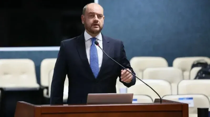 Governador interino do RJ inicia auditoria e suspende novos contratos