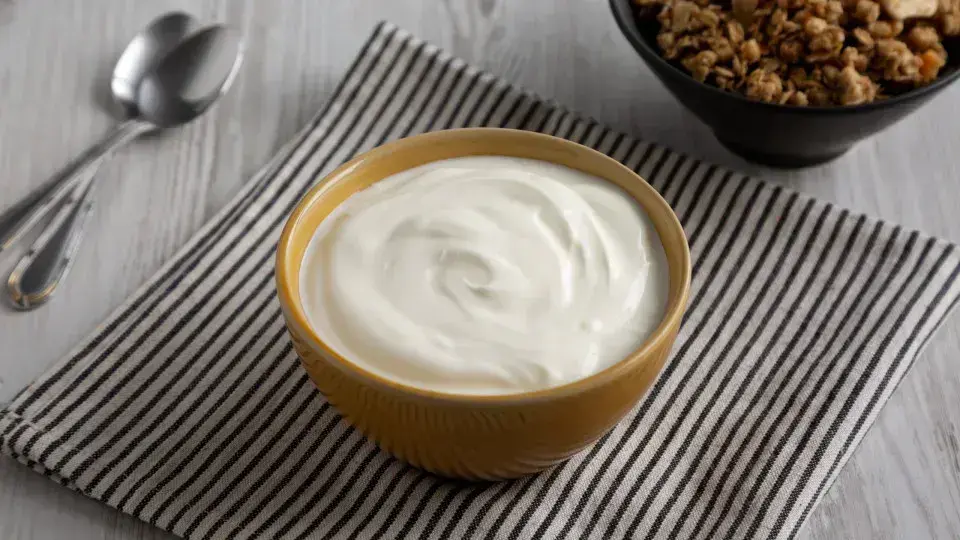 Iogurte no dia a dia: benefícios e cuidados na escolha do alimento