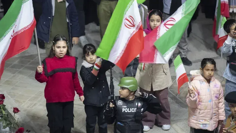 Irã recruta crianças para guerra, amplificando violação de direitos humanos