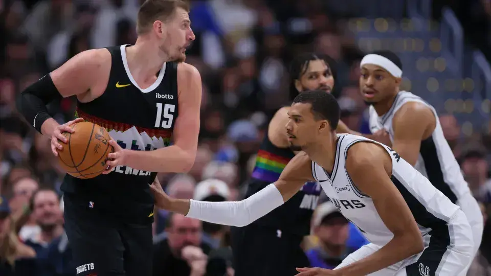 Jokic brilha e leva o Nuggets à vitória sobre os Spurs na NBA