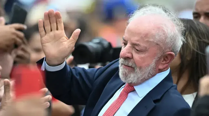 Lula passa por cirurgia para remover carcinoma basocelular e tendinite