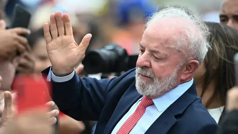 Lula passa por cirurgia para remover carcinoma basocelular e tendinite