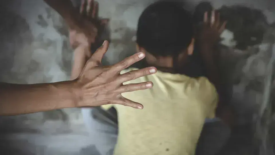 Menino é resgatado nu e desnutrido após ser mantido em van