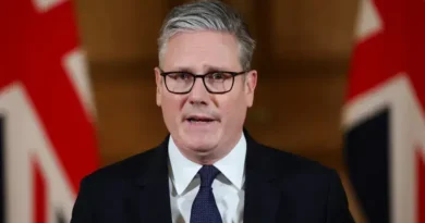 Premiê do Reino Unido critica Trump e Putin pelo aumento no custo de energia