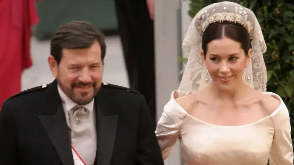 Rainha Mary da Dinamarca anuncia falecimento do pai, John Donaldson, aos 84 anos