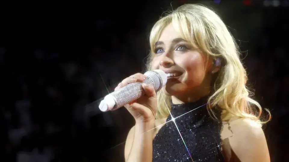 Sabrina Carpenter pede desculpas após incidentes no Coachella com fã