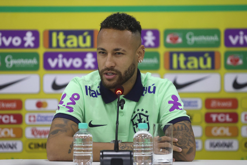 Neymar preocupa após chegar à Seleção e passa por exames de última hora