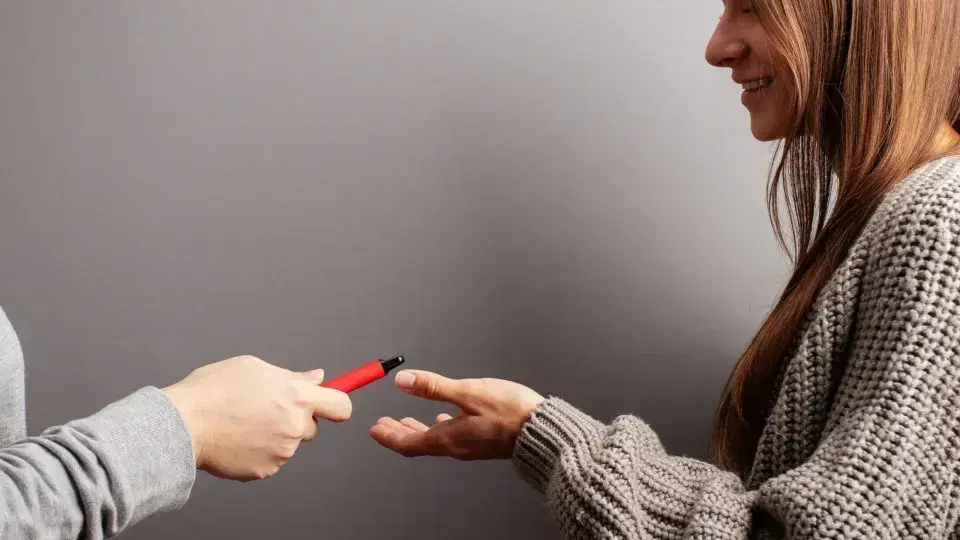 Aumento do uso de vapes entre adolescentes gera preocupações em especialistas