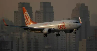 Avião cargueiro da Gol sai da pista após pouso em Salvador