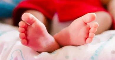 Bebê recém-nascido encontrado abandonado entre muros na Paraíba