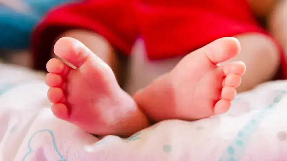 Bebê recém-nascido encontrado abandonado entre muros na Paraíba