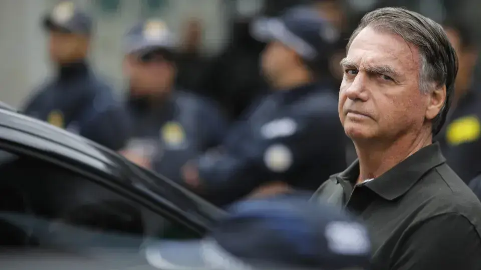 Bolsonaro apresenta boa evolução após cirurgia e continua internado