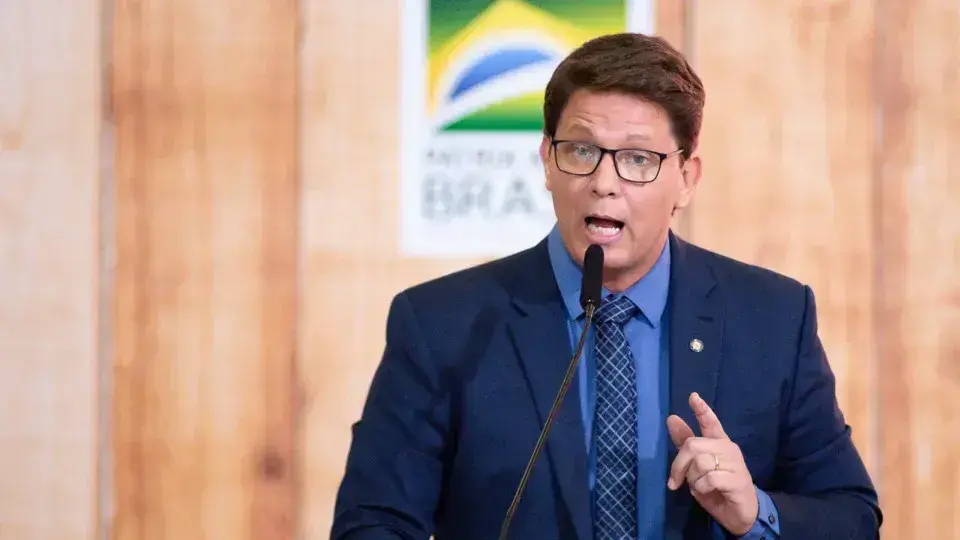 Câmara informa ao STF sobre viagens não autorizadas de Mário Frias