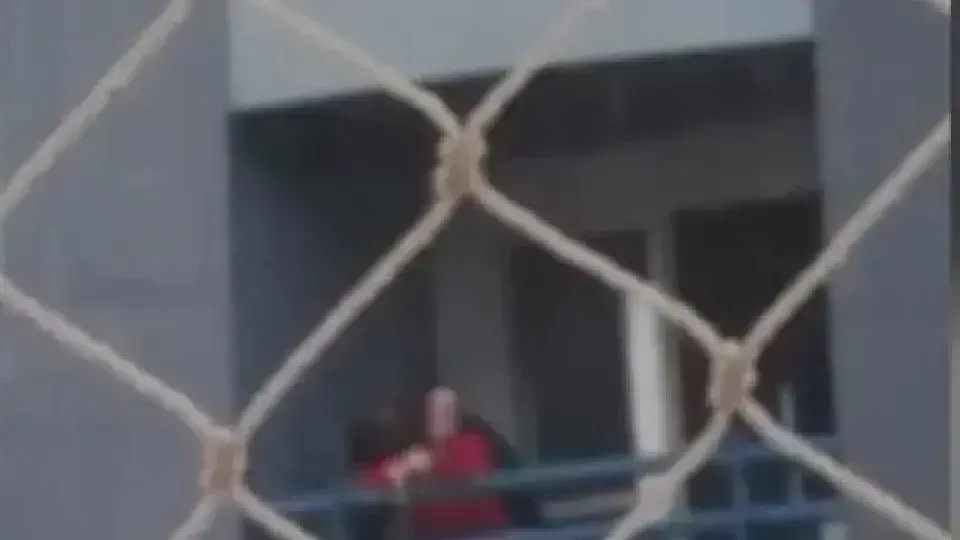 Casal é Flagado em Relações na Sacada e Policia é Acionada