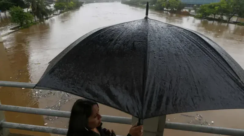 Chuva intensa no Grande Recife provoca deslizamentos e alagações